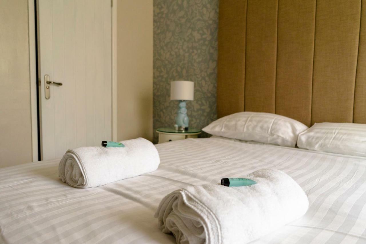 Wavecrest Hotel Holyhead Eksteriør billede